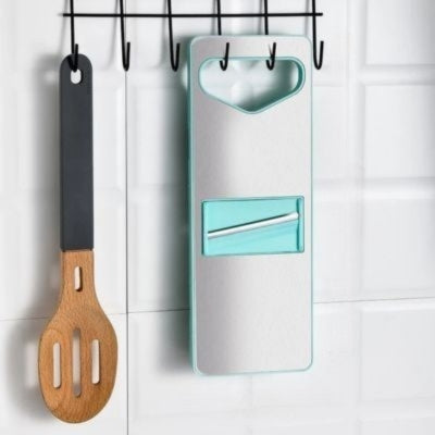 mandoline japonaise peut être accrochée pour maximiser l'espace dans la cuisine