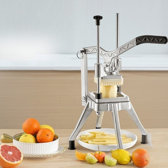 coupe frite en train de couper des pommes de terre