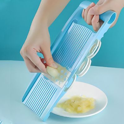 mandoline-cuisine-femme-gagnant-du-temps-en-coupant-légumes