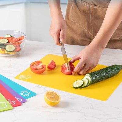 planche a decouper de la préparation à la casserole