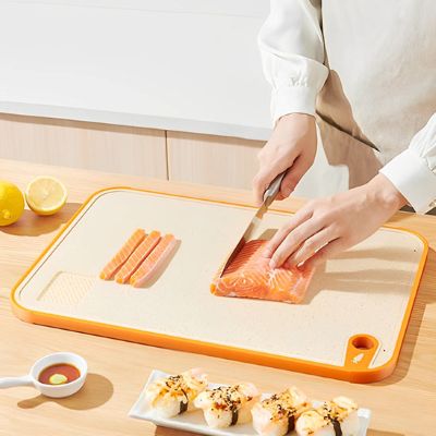 planche à découper rebords surélevés pour récupérer liquides