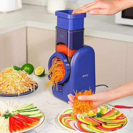 Mandoline électrique couper des juliennes minces de carottes pour faire un ramen