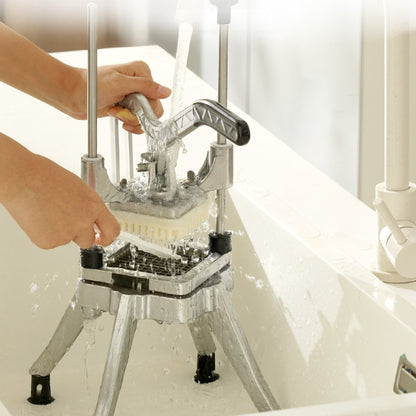 coupe frite femme qui nettoie sous l'eau courante