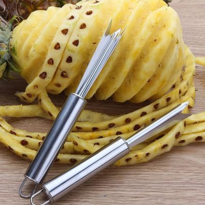 epluche ananas glisse dans l'ananas comme dans du beurre