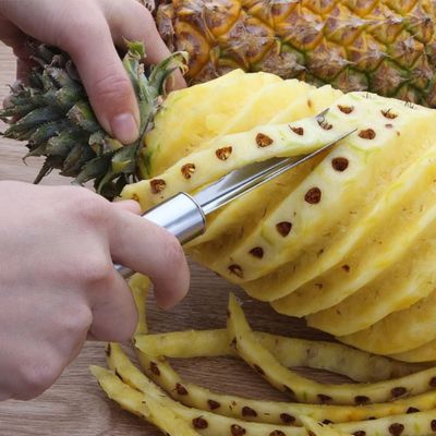 epluche ananas petit trou à l'extrémité pour rangement pratique