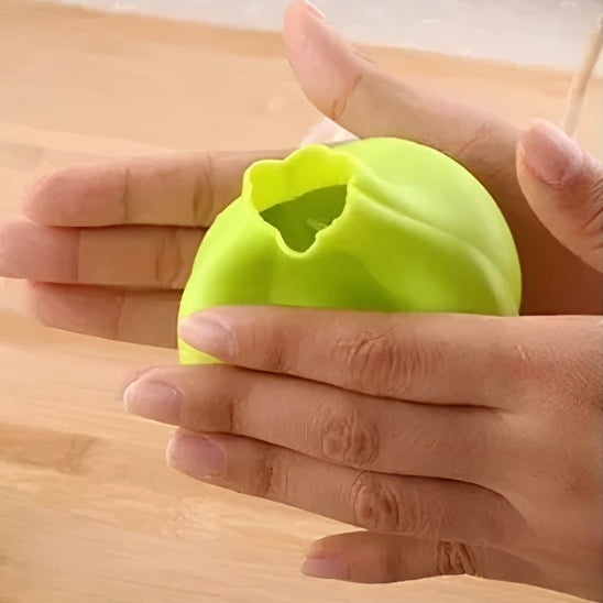 Éplucheur Ail frotter énergiquement entre les mains