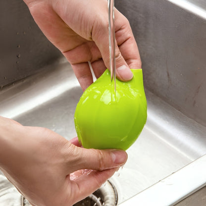 Éplucheur Ail passer à l'eau courante sous le robinet