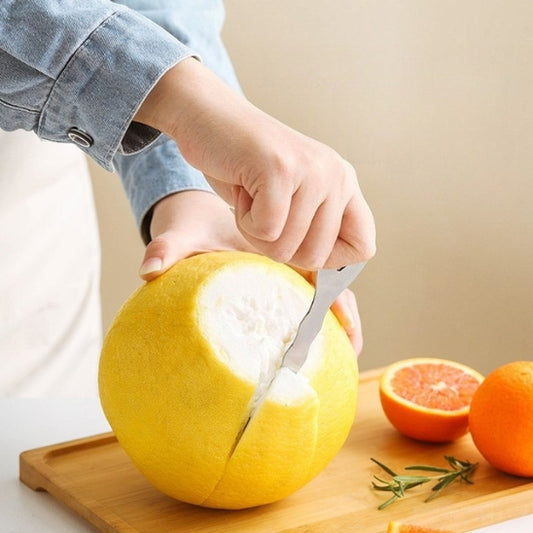 Eplucheur d'Orange une maman qui prépare un pomelo pour une salade d'agrumes