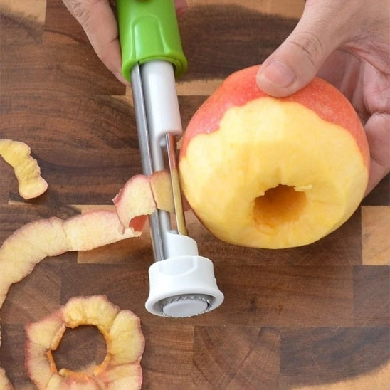 Éplucheur de Fruits une personne en train d'éplucher une pomme
