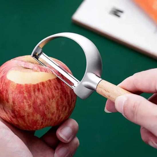 Éplucheurs de Fruits maman qui épluche une pomme pour sa collation