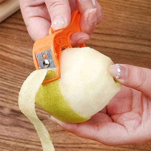 Éplucheuse à Pomme femme qui épluche une poire en 30 secondes