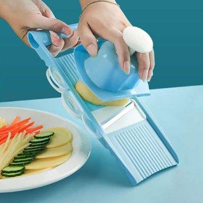 mandoline-cuisine-dame-préparant-légumes-pour-soupe-rapidement