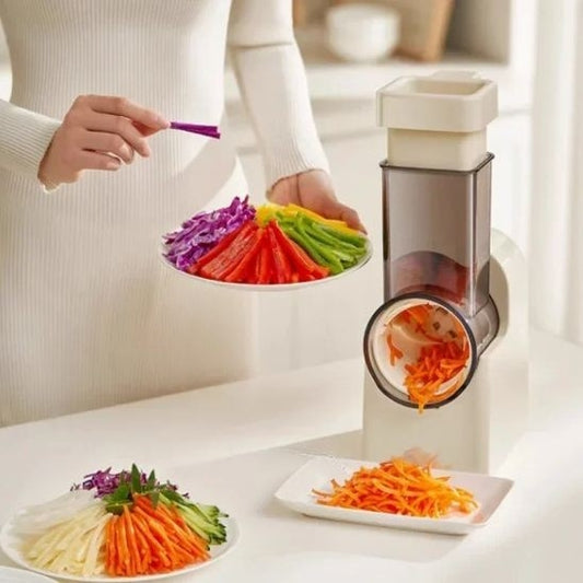 Mandoline Cuisine Electrique femme qui râpe des carottes pour le lunch