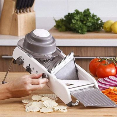 mandoline-cuisine-femme-change-lames-pour-découpe-différente