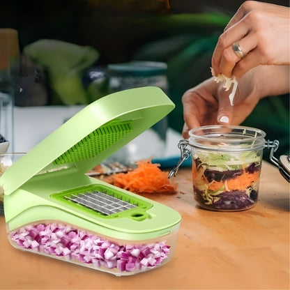 Mandoline Cuisine maman qui prépare une salade de chou à mettre en conserve