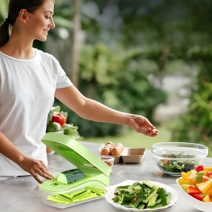 Mandoline Cuisine mère qui coupe ses légumes en pique nique