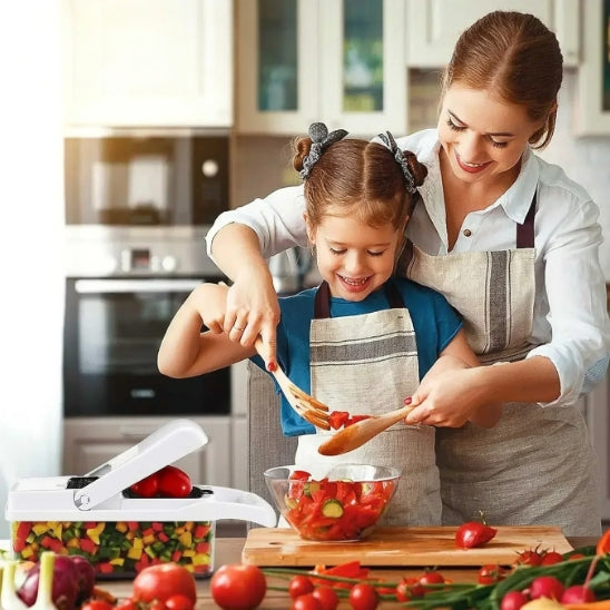Mandoline Cuisine une petite fille aide sa maman à préparer une salade