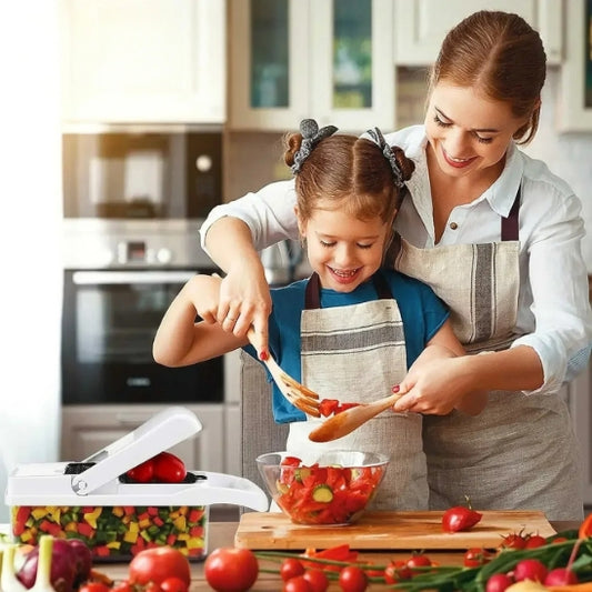 Mandoline Cuisine une petite fille aide sa maman à préparer une salade