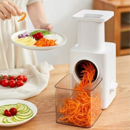 Mandoline Electrique une maman prépare des légumes en juliennes pour le lunch