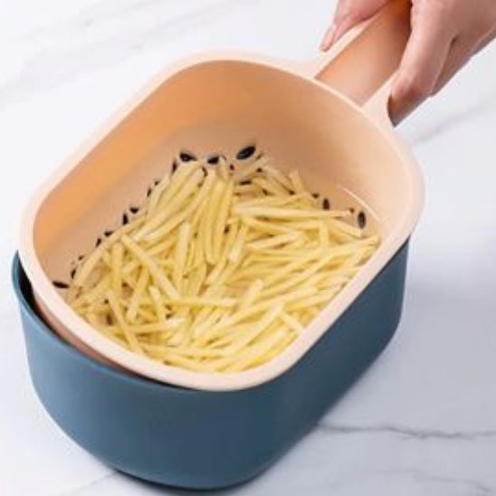 Mandoline équipée d'une passoire pour maintenir les légumes croquants