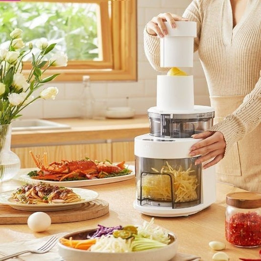 Mandoline Hachoir Electrique femme qui râpe des patates pour préparer un röstis déjeuner