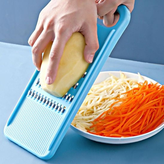 Mandoline maman qui râpe pommes de terre et carottes pour faire des röstis colorés
