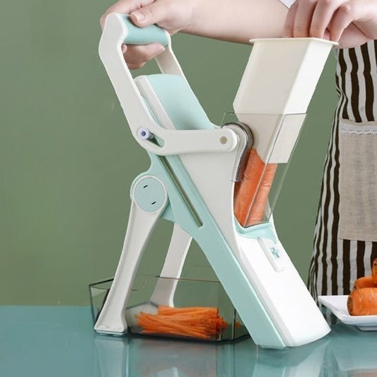 Mandoline pour Cuisine femme qui découpe des carottes en bâtonnets