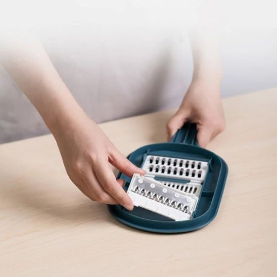 Mandoline rangement des lames sous le couvercle pour ne jamais les perdre