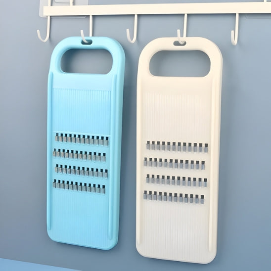 Mandoline suspendue dans la cuisine par la poignée