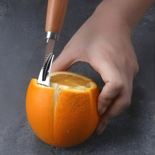 Pele Orange insérer la spatule entre la pelure collée sur la chair